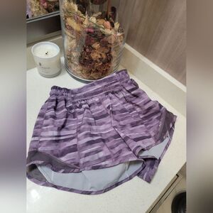 Lululemon Hotty Hot Short II in Shadowed Smoked Mullberry / Black Currant 4 Tall